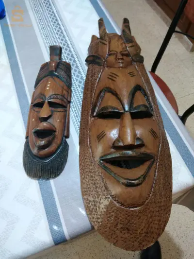A vendre deux masques Africains intactes