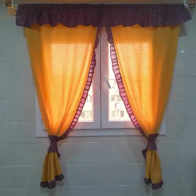 nappe avec serviettes, rideau de cuisine et coussins