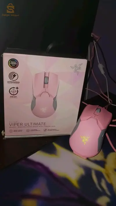 souris razer ultimate en rose avec le chargeur DOCK