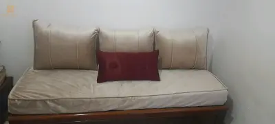 تفريشات 4 و كل تفريشة فيها 3 مخايد كبار ووحدة صغيرة و ريدو و زوج ليبانو