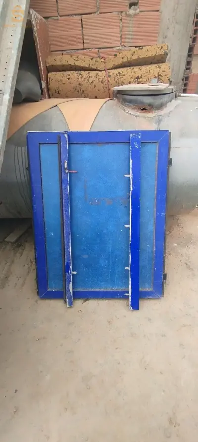 باب صغير للمطبخ ودرج