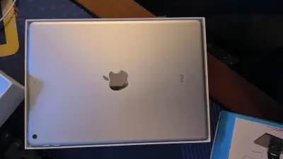 ipad 9 avec la boîte chargeur batterie 100% marché 1mois avec support alimentation original