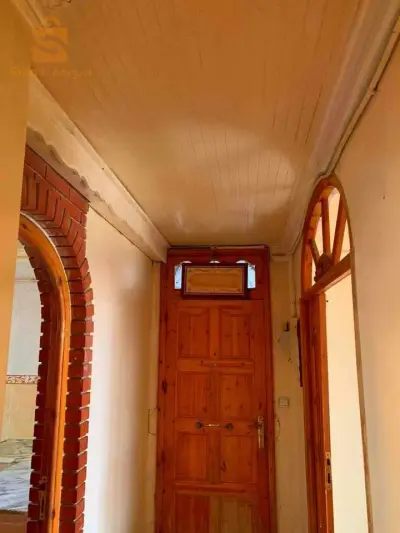 منزل للبيع في عمارة الطابق الأرضي في حي مغلق قريب من مرافق الحياة (ابتدائي مركز شرطة موقف....الخ)