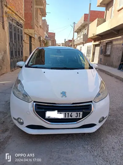 208 allure HDi  rouler 214.000 année 2014
vidange chaque 8000 tous Les 6mois
entretien ponctuelle 

contacter 0795948990