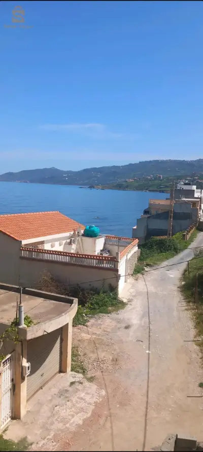 vente un terrain et une  villa à côté de la mer