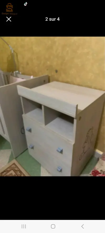 lit de bébé avec table de change