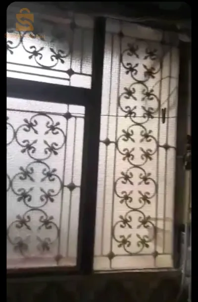 طول 150 متر. و العرض فيه 237 متر