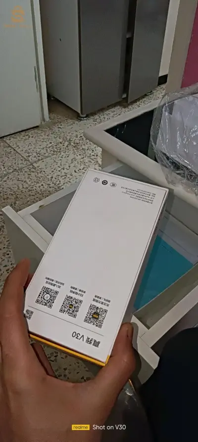 realme v30