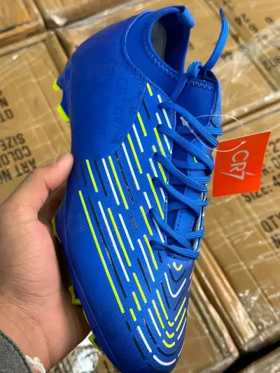حذاء رياضي cr7 crampons NV modèle 3
جوارب مجانا 🎁 
نوعية ممتازة بسعر مناسب 💪😍