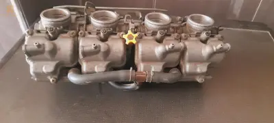 Carburateur et culasse (vide,avec qlq soupapes) honda hornet 600 ancienne année 2000 très propre à vendre appeler le 0777202214