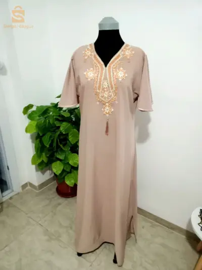جبة بلونين البني والموف