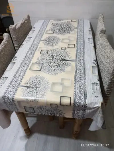 table de cuisine avec quatres chaises