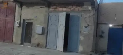 دار في طولقة كبيرة و واسعة ماشاء الله في حي شعبي فيها خمسة غرف و كاراج و حوس صغير في وسط الدار و حوش كبير في التالي و فيه نخلة مثمرة