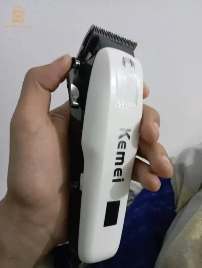tendeus par la marque kemei utiliser 1 moisavec la boîte et tous ses accessoirestrès bon qualité