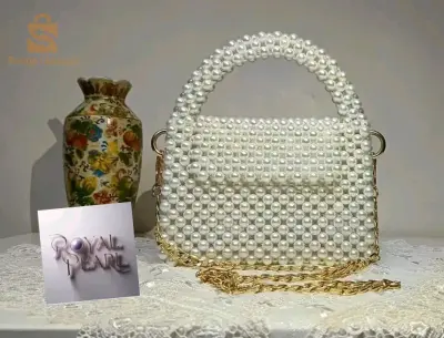 Sac à main en perles des femmes pour les fêtes.