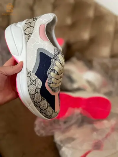 حذاء gucci