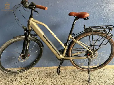 Vélo électrique avec chargeur