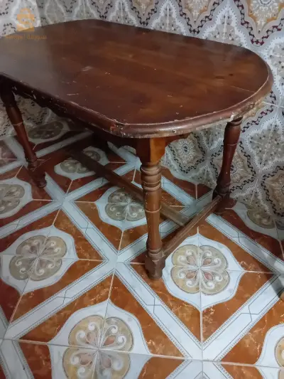 طاولة خشب أحمر