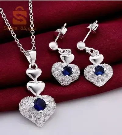 Ensemble original collier et boucles d'oreilles noirs.