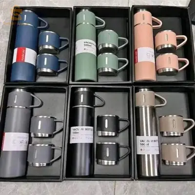 Isolation Thermique Double Couche : Les tasses et le thermos sont équipés d’une double paroi en acier inoxydable pour une isolation thermique efficace.
Capacité de 500 mL : Les tasses et le thermos ont une capacité généreuse de 500 mL, adaptée pour une utilisation quotidienne ou en déplacement.
Matériau Durable : Fabriqué en acier inoxydable, l’ensemble est durable, résistant à la corrosion, et conçu pour une utilisation à long terme.
Esthétique et Pratique : L’ensemble offre une esthétique élégante tout en étant fonctionnel, combinant style et praticité pour répondre à vos besoins en matière de boissons.
Polyvalence : Adapté pour les boissons chaudes ou froides, cet ensemble convient à diverses occasions, que ce soit au travail, à la maison, ou lors de déplacements.