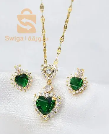 Ensemble original collier et boucles d'oreilles noirs.