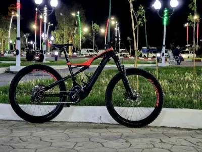 vélo specialized electrique motor brozz avec cherger 4 am original double suspension Ani 2019