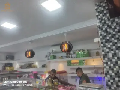 للكراء محل تجاري فيه غاز كهرباء 380 ماء مع ديكور متقن مع واجهة زجاجية وسط قلب المدينة