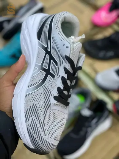 حذاء رياضي asics