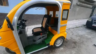 دراجة نارية ثلاتة عجلاة