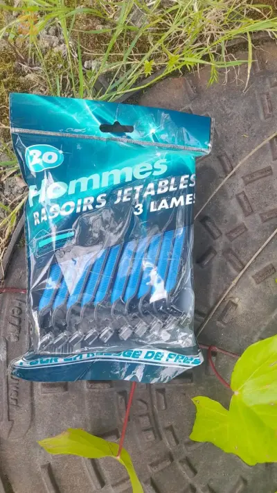 بالجملةBiC فيها 10 حبات  700ذجhommes rasoirs jetables 3 lame 1350ذج الكمية محدود  بلاد المنتج فرنسا