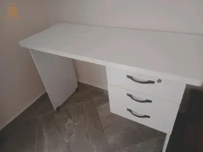 مكتب ابيض