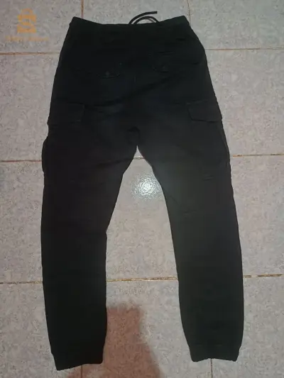 deux cargo H&M noir et vert
 Très bonne état 
taille Xs
livraison 58 willaya