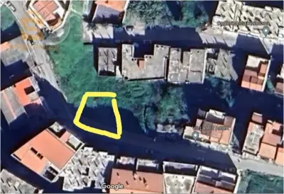 terrain acté dans un quartier résidentiel