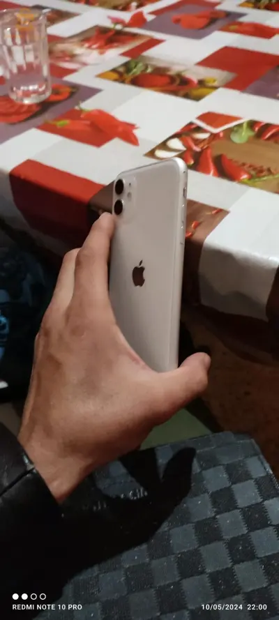 . ذكر المواصفات الرئيسية مثل الطراز (iPhone 11) واللون (أبيض) وحالة الهاتف (مستعمل ولكن بحالة جد  جيدة)