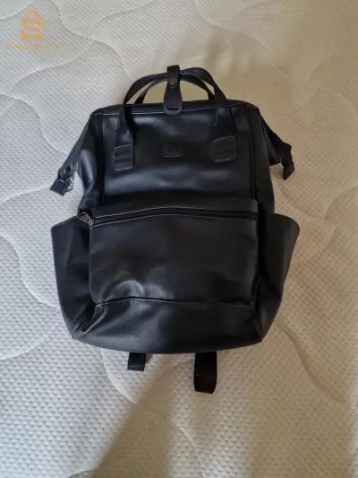 à vendre un sac à dos en Skaï de marque serge blanco
et un sac de marque havainas