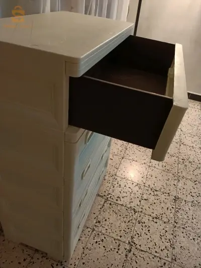 commode en plastique beige 5 tiroirs en très bon état