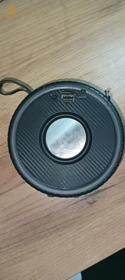 سماعات من نوع jbl جديدة مزودة ب radio و تسمح بقراءة card sd للبيع