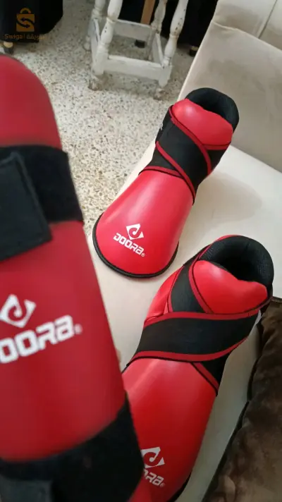 Protège-pieds de sport (kick light et light contact) à l'état neuf, utilisé une seule fois