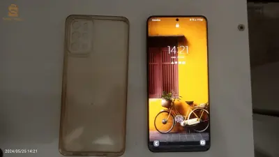 Samsung s20 plus 5G 
Ram 12
stockage 128
état 9/10