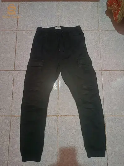 deux cargo H&M noir et vert
 Très bonne état 
taille Xs
livraison 58 willaya