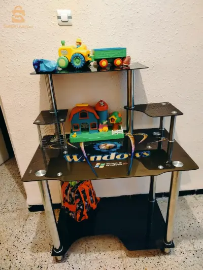 طاولة كمبيوتر زجاجية