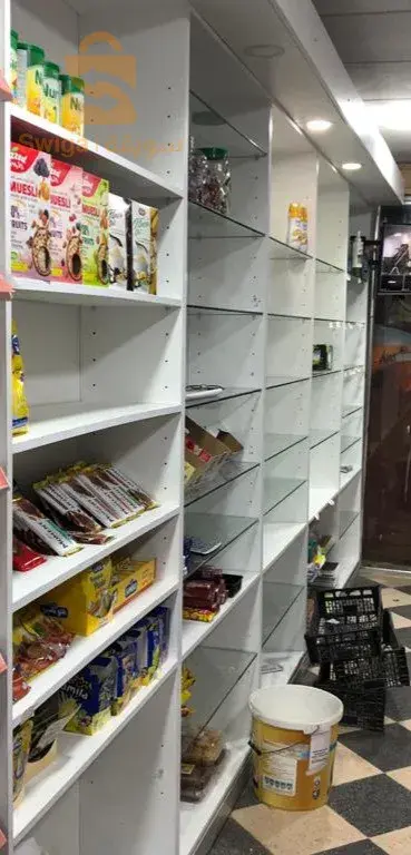 armoire cosmétique en bois et étagères en verres