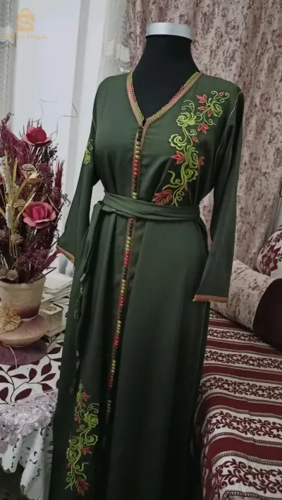 Caftan à la broderie electronique