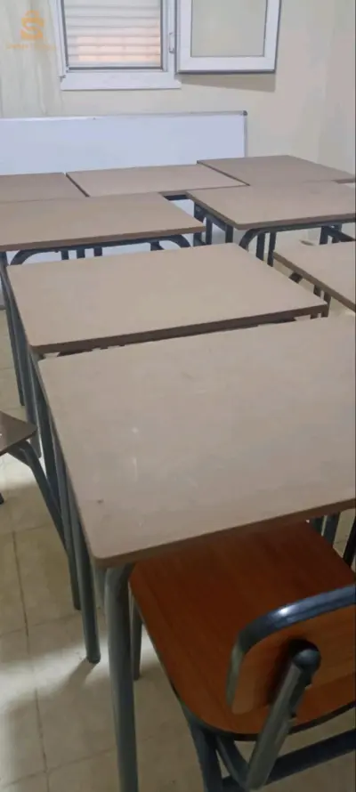 tables et chaises et tableaux pour école