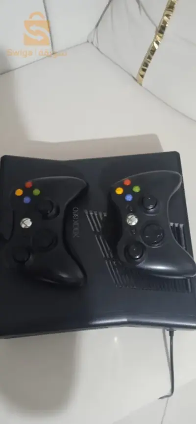 البيع Xbox 360 slim جهاز مستعمل لكن في حالة جد جيدة غير مفتوح إستعمال اولي فيه عدة العاب اكثر من 30 لعبة مع كل لوازمه