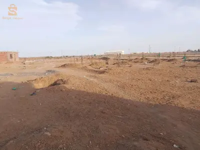 قطعت ارض صالح للسكن بالملكية متوفر لاها كل شيء مثل غاز ماء كهرباء مدارس ابتدائية حي جديد يسما حي لحسينية