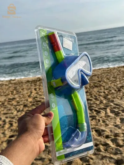 نظارات وأنبوب السباحة للأطفال
