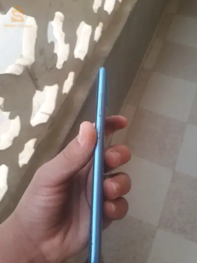 هاتف سامسونج فيه ثلاث خدشات من لور