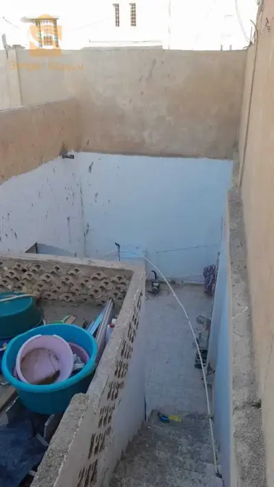 منزل للبيع بجانبثانوية النعمان بن بشير الشريعة مساحتها 170متر جميع المرافق قريبة ثانوية متوسطة ابدائية مسجد البلاد قريبة 
يتكون المنزل من 
3غرف نوم
مطبخ
صالة 
هول 
حوش خ
دوش ومرحاض
دوش داخل الغرفة