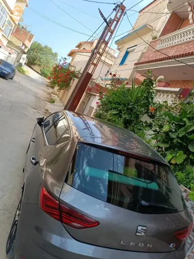 étage au villa F3 a Jeanne d'Arc cartier la piscne poste N:01 bien équipé situé dans une résidence calme Propre et sécurisé eau chaude et froid H24; entré individuelle avec petite jardin